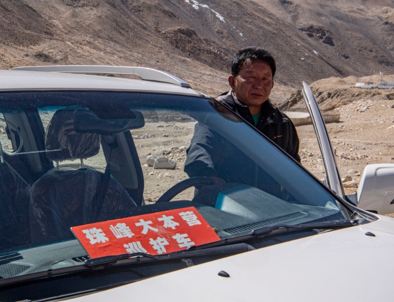 拉巴次仁駕駛巡護(hù)車在珠穆朗瑪峰國(guó)家級(jí)自然保護(hù)區(qū)內(nèi)巡邏(2020年5月15日攝)。新華社記者 孫非 攝