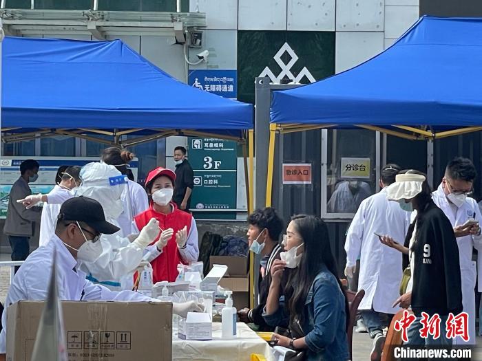 圖為西藏自治區(qū)人民醫(yī)院醫(yī)生正進行核酸檢測。　趙朗 攝