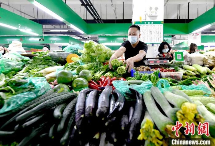 8月9日，拉薩市一農(nóng)貿(mào)市場內(nèi)，經(jīng)營者正在擺放菜品。據(jù)拉薩市官方當日召開的新聞發(fā)布會消息，拉薩生活必需品儲備充足。記者 李林 攝
