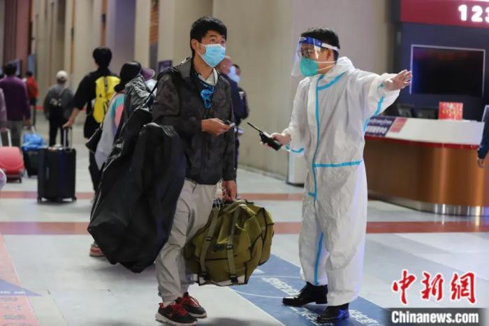 8月9日，拉薩火車站工作人員引導(dǎo)旅客進站。<a target='_blank' href='/'>中新社</a>發(fā) 李海星 攝