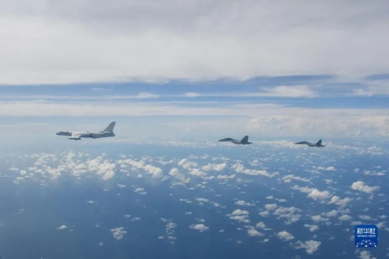 8月7日，中國人民解放軍東部戰(zhàn)區(qū)按計劃，繼續(xù)在臺島周邊?？沼蜻M行實戰(zhàn)化聯(lián)合演訓。這是戰(zhàn)機編隊飛行。圖片來源：新華網(wǎng) 李秉諭 攝