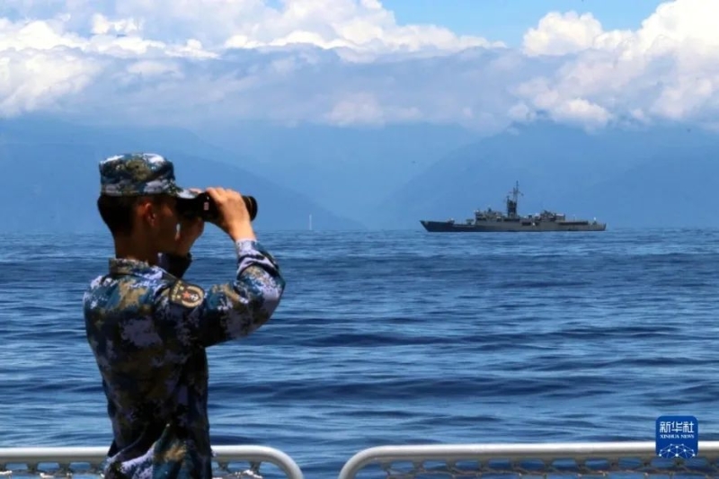 8月5日，中國人民解放軍東部戰(zhàn)區(qū)海軍繼續(xù)在臺島周邊海域展開實戰(zhàn)化訓練。這是某艦官兵在瞭望觀察。新華社發(fā) 林健 攝
