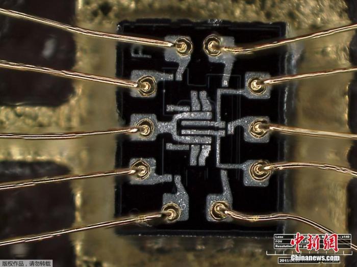 資料圖：美國史密森尼國家航空航天博物館公布了一組照片，展示了有關(guān)阿波羅任務(wù)的相關(guān)圖片。圖為用于阿波羅的硅芯片內(nèi)部的雙、三元素或非門的微觀結(jié)構(gòu)的照片。