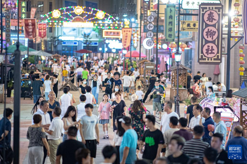7月2日，游客在武漢漢口北夜市上休閑消費(fèi)。（圖源：新華社）