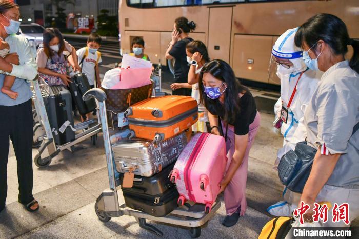 滯留?？诘穆每统霭l(fā)前往機(jī)場?！●樤骑w 攝