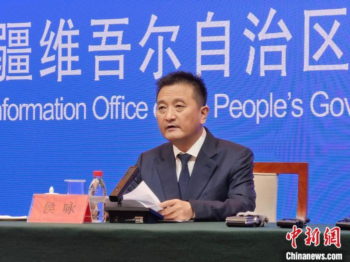 11日晚間，烏魯木齊市人民政府副市長侯詠通報(bào)該市疫情及應(yīng)急處置工作情況?！埱?攝