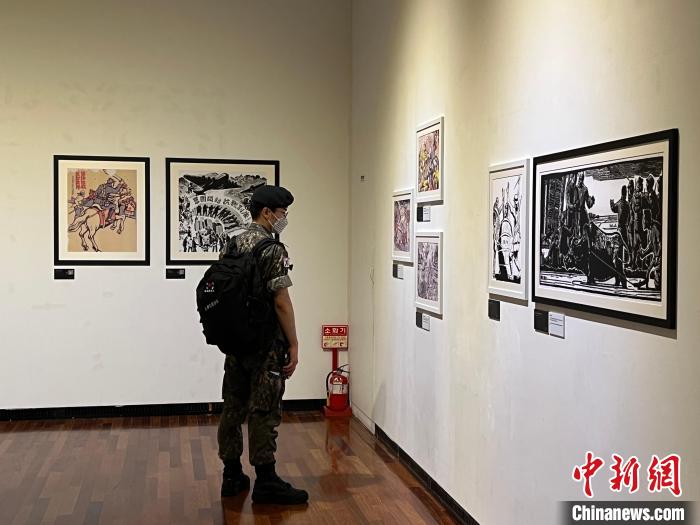 圖為觀眾在參觀展覽?！⑿?攝