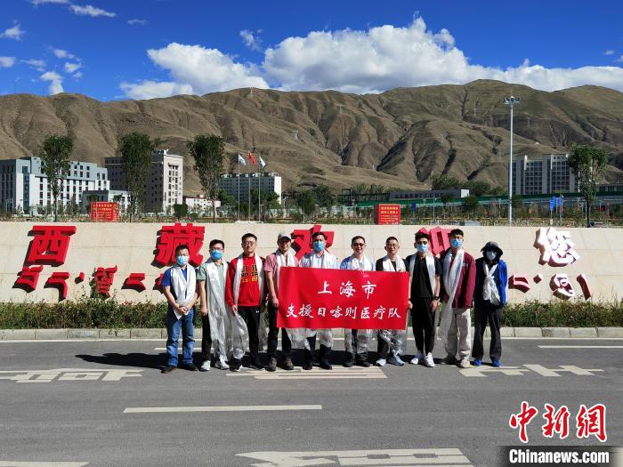 圖為上海疫情防控專家團(tuán)隊(duì)一行10人抵達(dá)拉薩貢嘎機(jī)場(chǎng)?！∩虾Ｊ械谑馗刹咳瞬怕?lián)絡(luò)組供圖