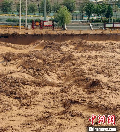強(qiáng)降雨持續(xù)“擾”晉山西呂梁多輛汽車(chē)被洪水沖走