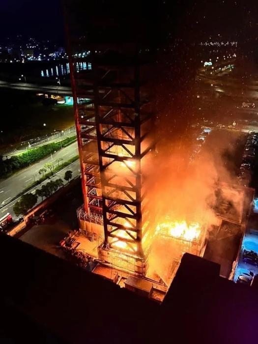 臺灣新北市一處新建工地起火。圖片來源：臺灣聯(lián)合新聞網(wǎng) 記者翁至成翻攝