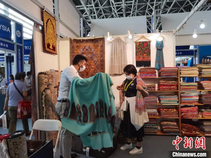 圖為參展商正在推介產(chǎn)品?！钣㈢?攝