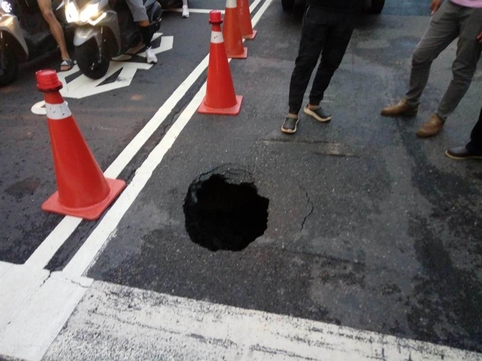 臺(tái)南市南區(qū)馬路突然塌陷坑洞。 圖片來源：臺(tái)灣“中時(shí)新聞網(wǎng)”