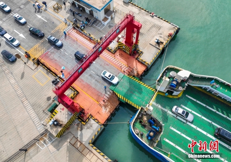 海南海口：首批健康管理驛站滯留旅客登船返程