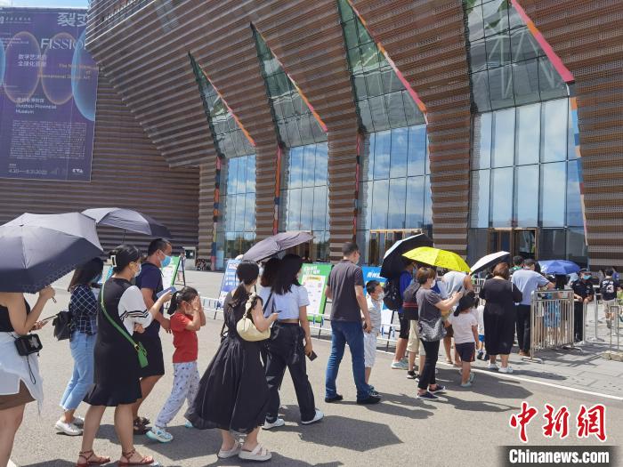 圖為民眾排隊進入貴州博物館。　周燕玲 攝