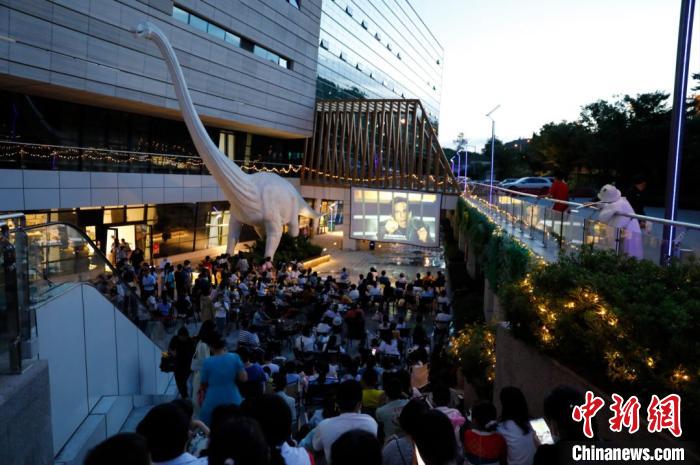 圖為民眾晚上在貴州省地質(zhì)博物館觀看露天電影?！≠F州省地質(zhì)博物館供圖