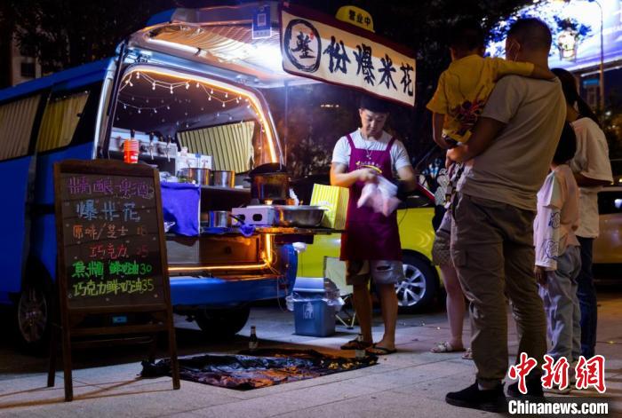 圖為貴州省地質(zhì)博物館的“后備箱”美食市集?！≠F州省地質(zhì)博物館供圖