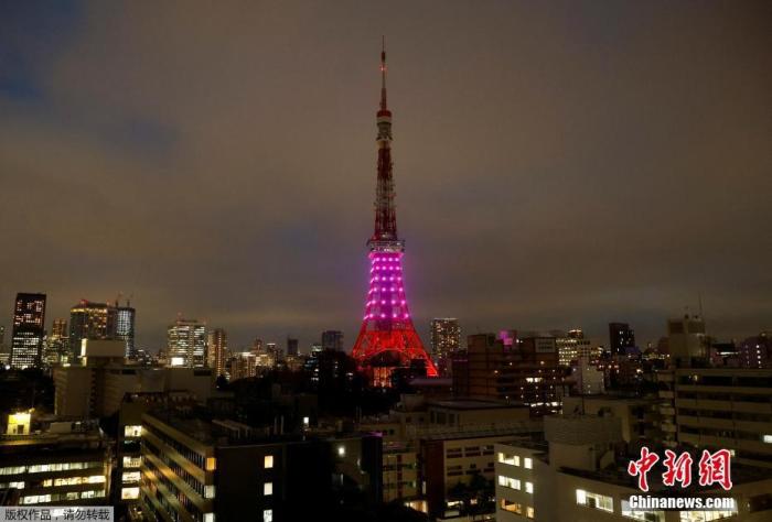 當?shù)貢r間3月22日，在日本政府對首都及周邊地區(qū)發(fā)出電力供應緊張警報后，東京塔僅點亮下半部。