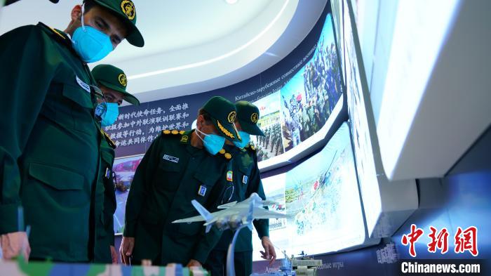 8月19日，“國(guó)際軍事比賽—2022”中國(guó)庫爾勒賽區(qū)組織文化交流活動(dòng)。圖為：外國(guó)參賽隊(duì)員參觀中國(guó)館?！?攝