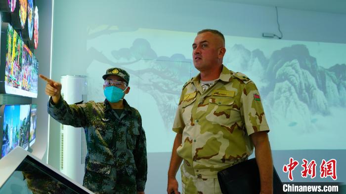 8月19日，“國(guó)際軍事比賽—2022”中國(guó)庫爾勒賽區(qū)組織文化交流活動(dòng)。圖為：外國(guó)參賽隊(duì)員參觀中國(guó)館。　王忠成 攝