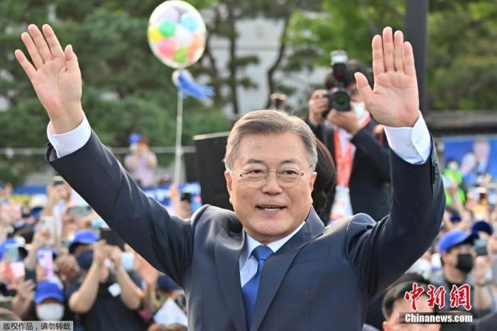 2022年5月9日，文在寅在青瓦臺(tái)外的告別儀式上向支持者揮手致意。