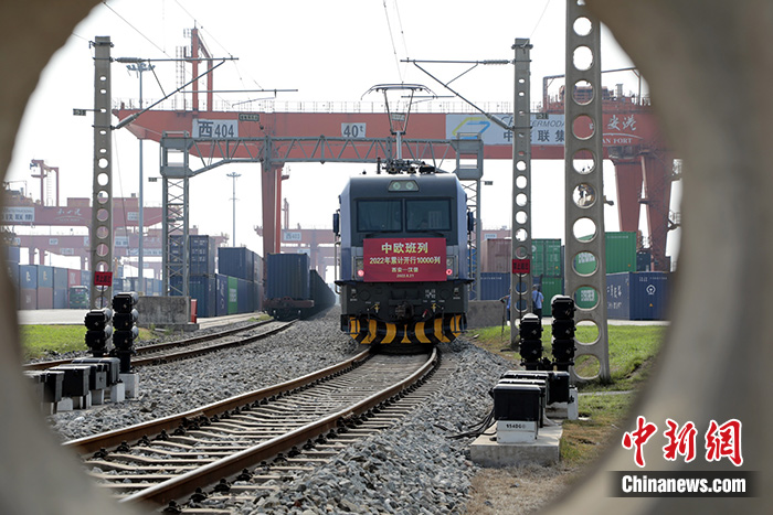 圖為列車整裝待發(fā)。 <a target='_blank' href='/'>中新社</a>發(fā) 黃鑫 攝