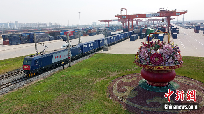 圖為列車整裝待發(fā)。（無人機照片） <a target='_blank' href='/'>中新社</a>發(fā) 黃鑫 攝