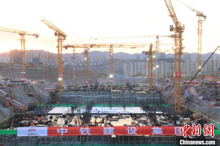 重慶東站首段地鐵主體結構封頂