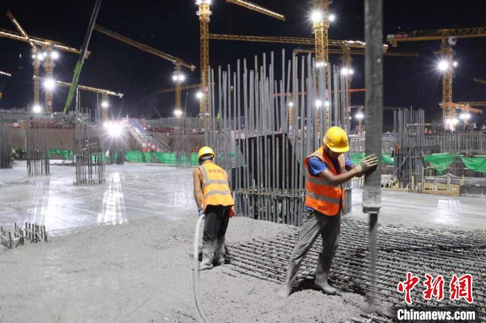 圖為工人正在打混凝土。　中鐵建設集團有限公司供圖