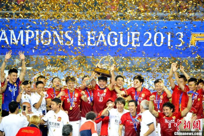 2013年，恒大足球隊首次捧起亞冠冠軍獎杯。圖片來源：Osports全體育圖片社