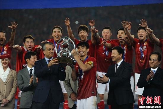 2013年，恒大足球隊首次捧起亞冠冠軍獎杯。圖片來源：Osports全體育圖片社