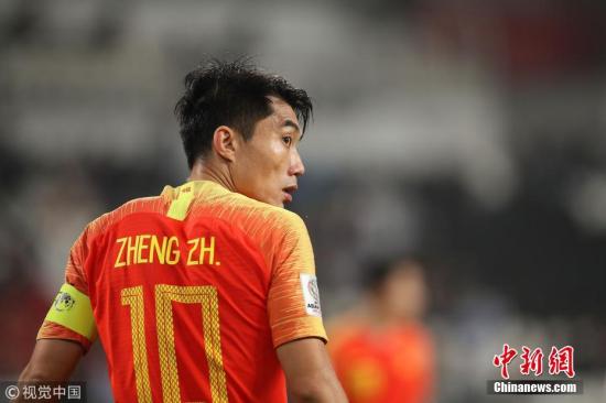 哭過之后，面對鏡頭接受采訪，鄭智表示“如果國家隊需要，他都會義不容辭?！眻D片來源：視覺中國