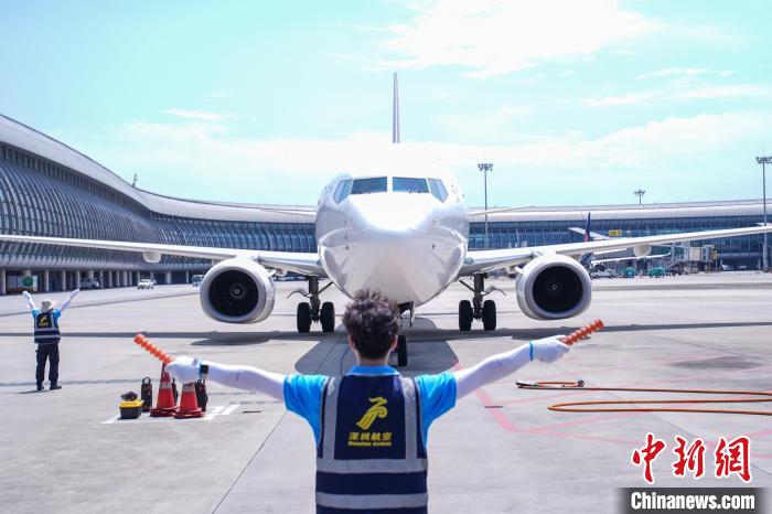 圖為機務人員引導飛機?？俊！￡惞谘?攝