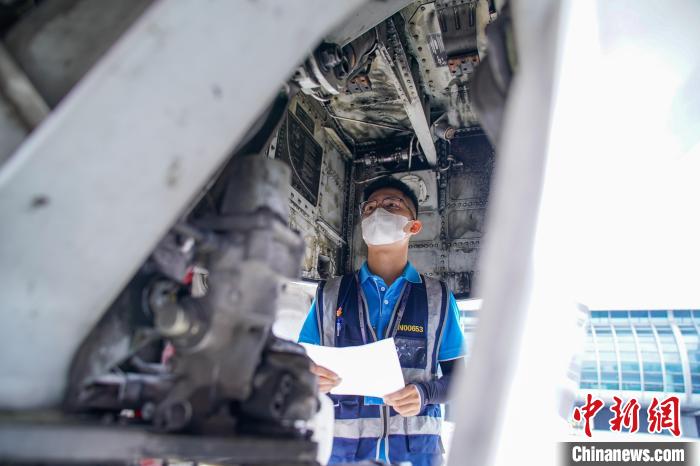 圖為航線維護工程師對飛機進行檢查?！￡惞谘?攝