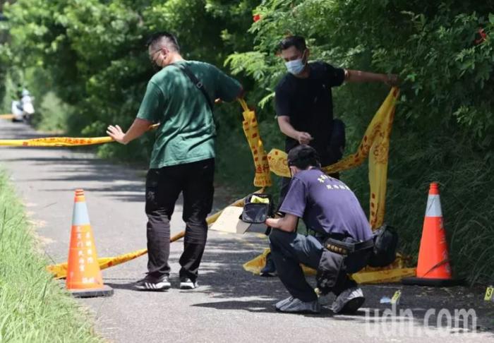 臺(tái)南市兩名警察22日在臺(tái)南安南區(qū)追查失竊贓車，遭到兇嫌林某持刀攻擊殉職，距離兇嫌攻擊第一現(xiàn)場(chǎng)約100米外的道路，鑒識(shí)人員在路上采到疑似兇嫌可疑血跡。 圖片來源 臺(tái)灣《聯(lián)合報(bào) 》 劉學(xué)圣 攝