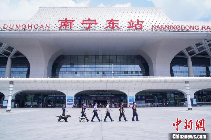 圖為多警種在南寧東站聯(lián)合巡邏?！￡惞谘?攝