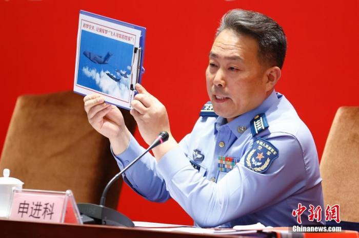 圖為申進(jìn)科大校在發(fā)布會上展示運油-20、殲-20、殲-16三機(jī)同框照。 <a target='_blank' href='/'>中新社</a>記者 富田 攝