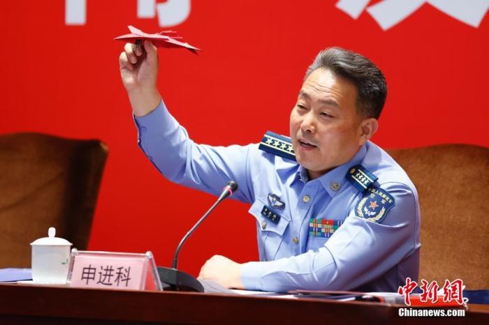 圖為申進(jìn)科大校在發(fā)布會上展示軍迷贈送的折紙飛機(jī)。 <a target='_blank' href='/'>中新社</a>記者 富田 攝