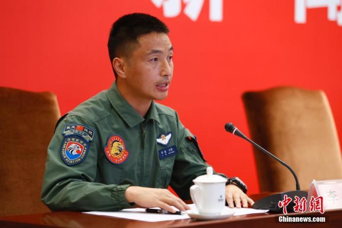圖為空軍“八一”飛行表演隊隊長李斌在發(fā)布會上發(fā)言。 <a target='_blank' href='/'>中新社</a>記者 富田 攝