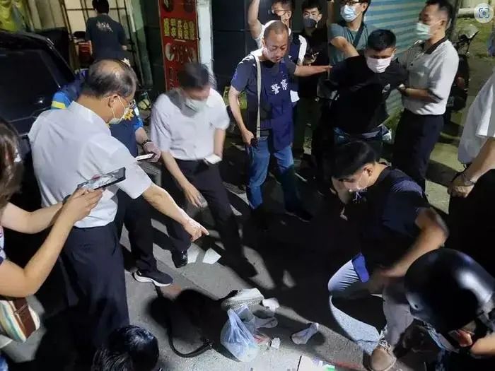 臺南殺警兇嫌林某于新竹市落網(wǎng)，警方在場清點查扣警槍及子彈。圖片來源：臺灣《聯(lián)合報》圖 臺南市警察局提供