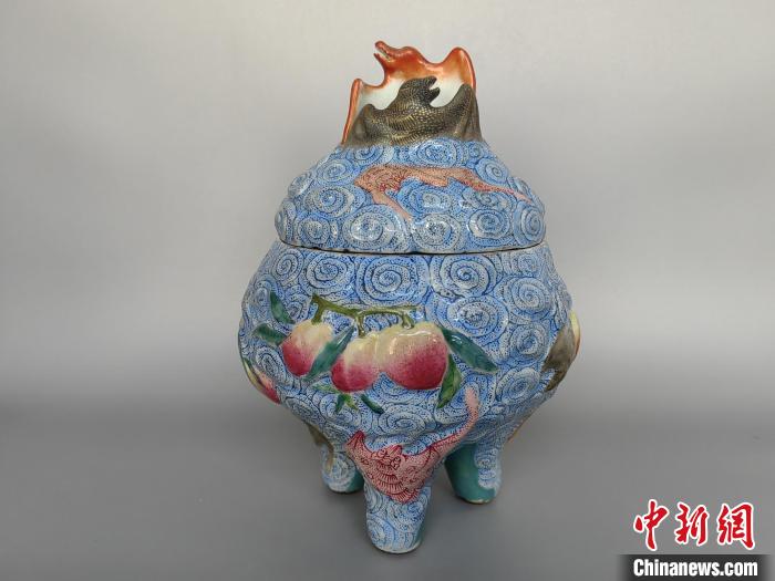 圖為侯宇林修復(fù)好的古陶瓷?！￡愌?攝