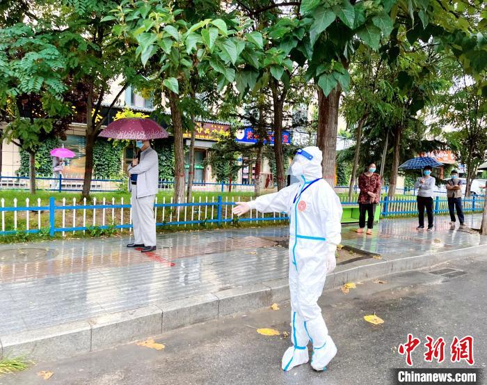 高原小城青海尖扎抗疫見聞：柔肩亦可擔(dān)重任，夫妻檔聞令而動(dòng)
