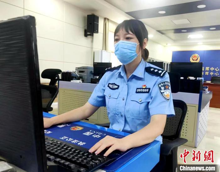 圖為英措在單位值班?！〖廛?攝