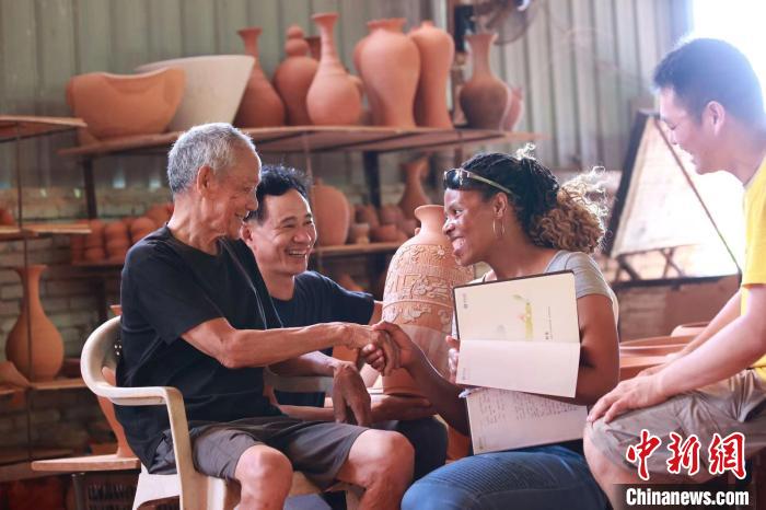 8月12日，在建甌市東峰鎮(zhèn)蓮花坪 ，來自南非的Thabby老師(右二)拜訪建盞老藝人黃志松(左一)?！?建甌市融媒體中心供圖