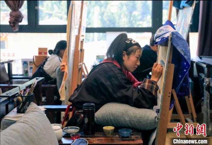 壤巴拉唐卡傳習(xí)所內(nèi)，年輕學(xué)員正在學(xué)習(xí)唐卡?！⊥趵?攝