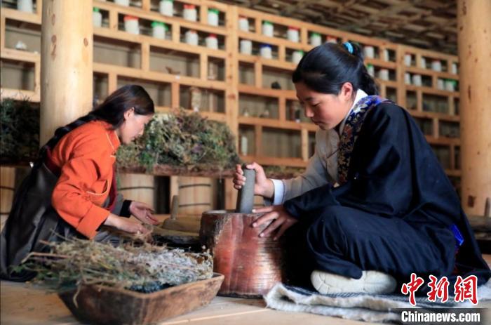 藏香傳習(xí)所內(nèi)，學(xué)員正在打磨藏藥?！⊥趵?攝
