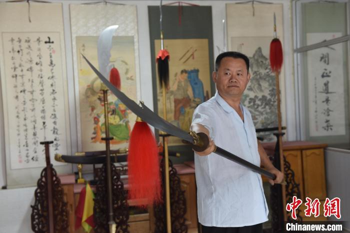 王二兵展示仿制的“青龍偃月刀”。　高占峰 攝