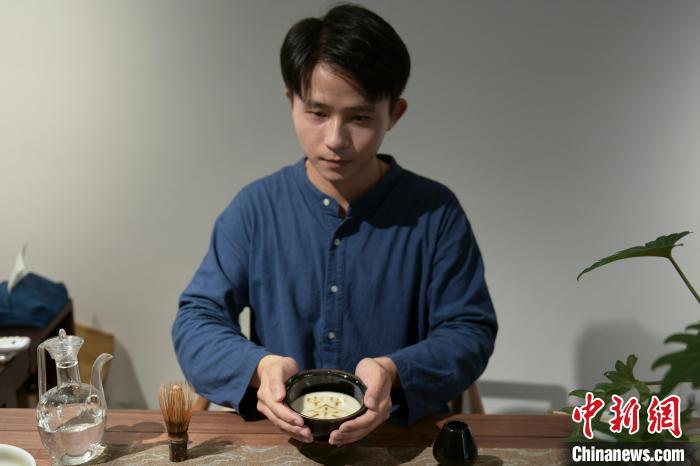 茶藝師朱硯文展示完成后的仿宋點(diǎn)茶?！垕I子 攝