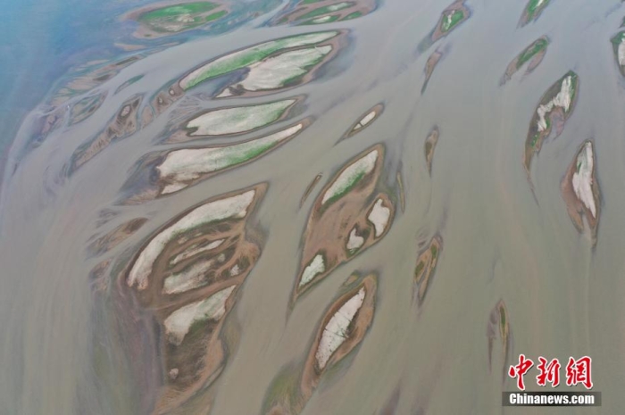 資料圖：受降水偏少及持續(xù)高溫影響，中國(guó)長(zhǎng)江流域出現(xiàn)罕見旱情，鄱陽(yáng)湖提前進(jìn)入低枯水期。 劉占昆 攝