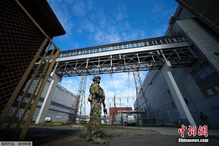 當(dāng)?shù)貢r間5月1日，烏克蘭東南部，一名俄軍人守衛(wèi)扎波羅熱核電站的一個區(qū)域。