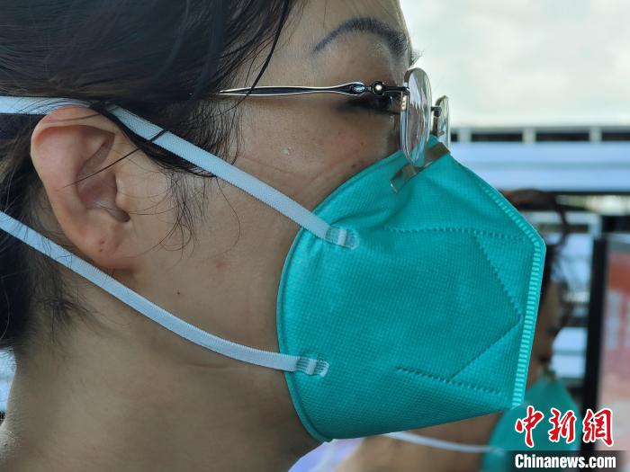 從方艙出來的上海醫(yī)護(hù)人員，臉上可見口罩的勒痕?！⊥鯐员?攝